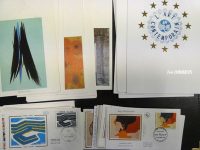 tout un tas de cartes postales posées sur une table