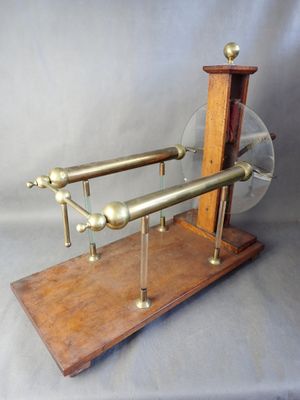 une image représentant un objet en bois et en métal surmonté d'une boule de verre