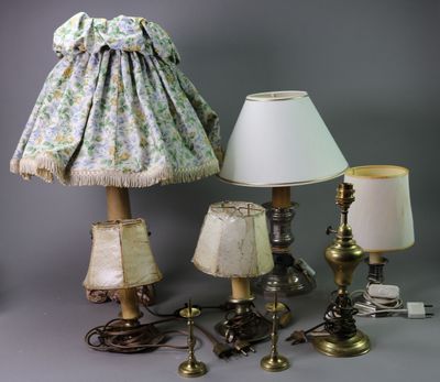 a lot of lamps that are sitting on a table
