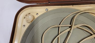 un vieux tourne-disque dans un coffret contenant des fils