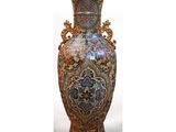 un grand vase posé sur une table