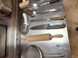 une photo d'un plan de travail de cuisine sur lequel sont posés un mixeur et des ustensiles