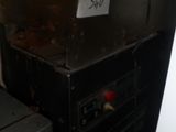 une boîte métallique sur laquelle est collé un autocollant, posée sur un comptoir