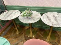 Lot de 4 tables plateau imitation marbre pied doré