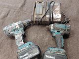 deux perceuses-visseuses sans fil Makitera et deux batteries posées sur une surface marron