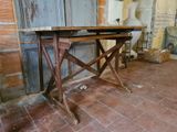 une table posée sur le sol d'une pièce