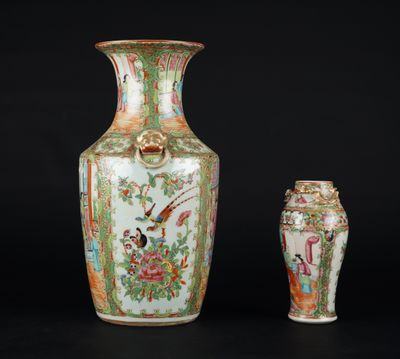un ensemble de trois vases posés les uns à côté des autres sur une surface noire