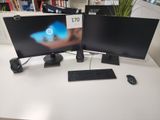 deux écrans d'ordinateur posés sur un bureau avec un clavier et une souris