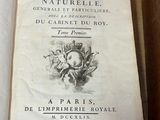 un livre ouvert posé sur une table en bois