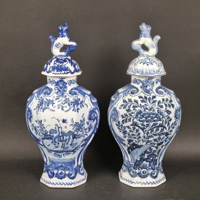 paire de vases bleus et blancs ornés d'oiseaux et de fleurs