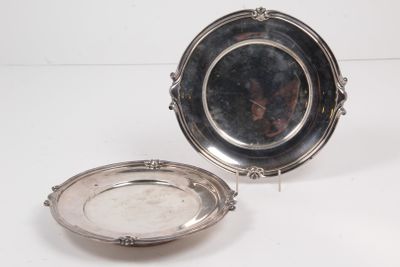une assiette en argent plaqué avec un bord en argent et une assiette en argent plaqué avec un bord en argent
