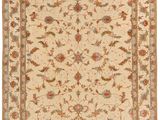 un tapis beige orné d'un motif floral