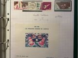 un classeur orné de timbres, posé sur une table