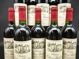 une pile de bouteilles de vin posées sur une table