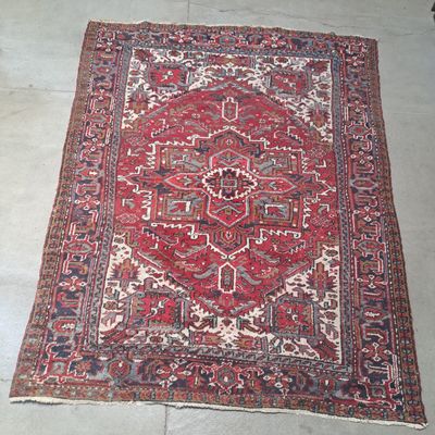 un tapis rouge posé sur le sol, sur fond blanc