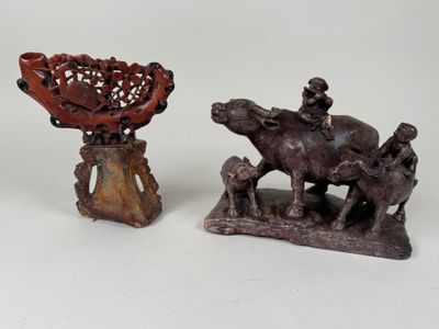 deux petites statues d'animaux et un bol posés sur une table