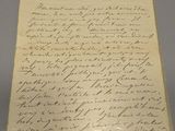 une lettre écrite à l'encre noire sur une feuille de papier
