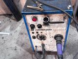 une machine posée sur le sol dans le garage