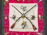 une photo d'un foulard carré orné de fusils et d'oiseaux
