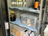 un réfrigérateur rempli de bouteilles et de récipients contenant de la nourriture