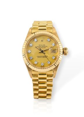 une montre Rolex pour femme avec un cadran jaune et des index en diamants