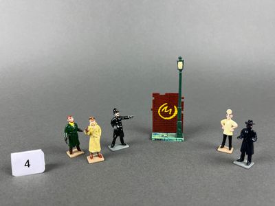 figurines représentant diverses personnes debout devant un panneau