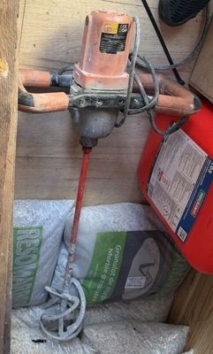 un extincteur rouge à côté d'une borne d'incendie rouge
