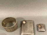 un briquet en argent et un étui à briquet posés sur une table
