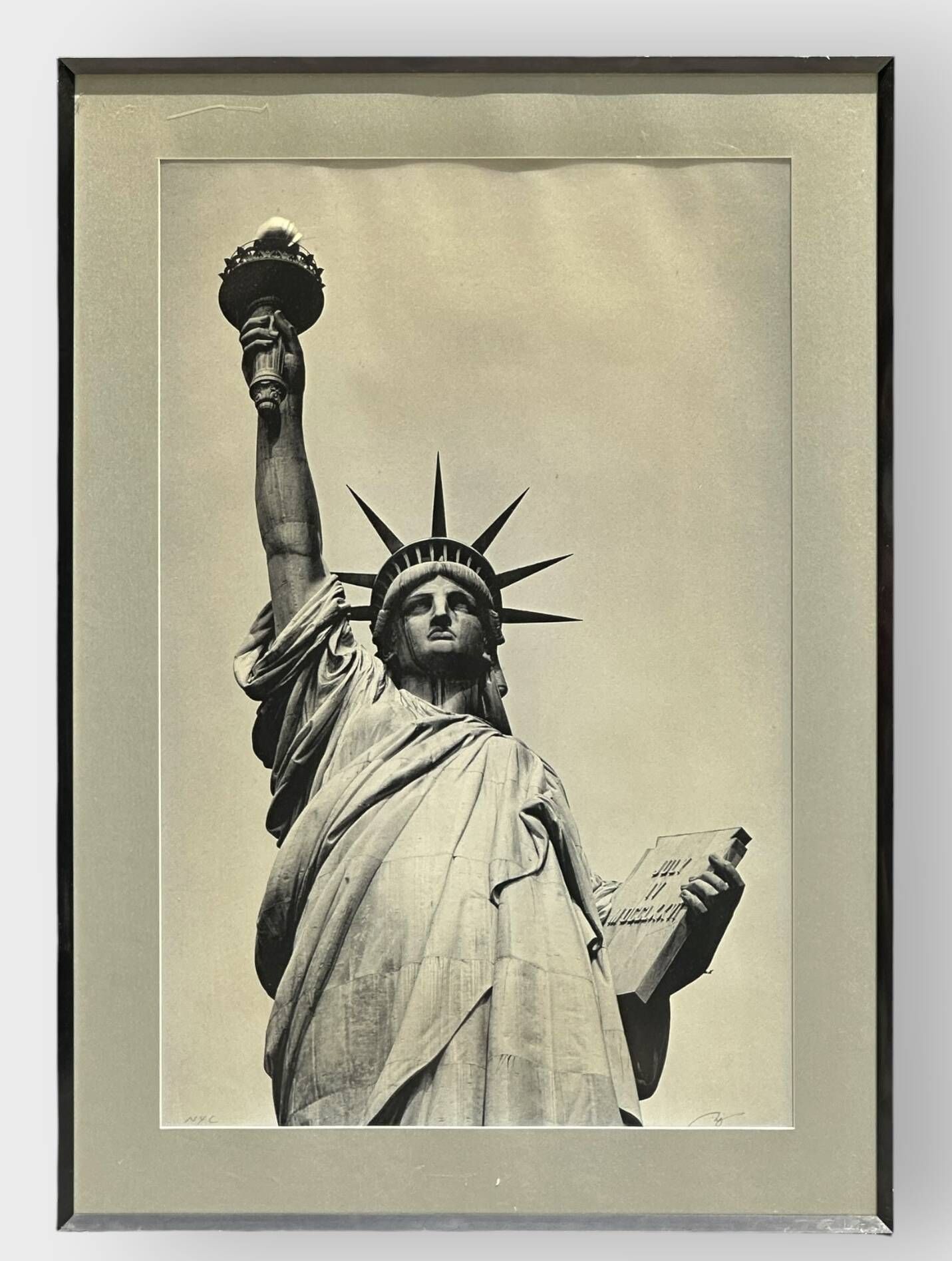 Statue de la Liberté - NYC Photographie en noir et blanc. Signé en bas à droite, situé en bas à gauche 84 x 55 cm