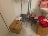une petite salle de bains avec des toilettes et un coffre posé à même le sol