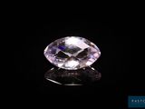un diamant rose sur fond noir