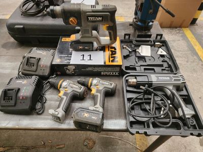 un grand nombre d'outils posés sur une table