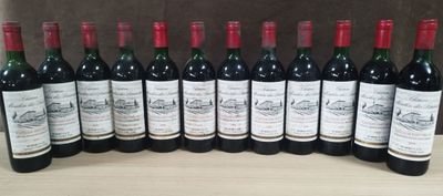 un lot de bouteilles de vin posées sur une table en bois
