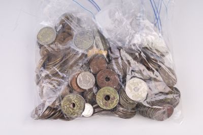 beaucoup de pièces dans un sac sur la table