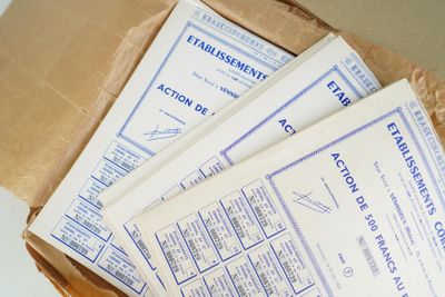 une boîte contenant une pile de papiers