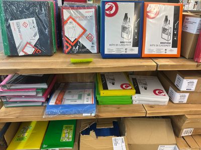 Lot de 482 articles de papeterie : classeurs, chemises, poch…