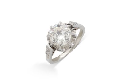 une bague en diamant à une seule pierre, par van cleef