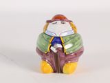 une figurine représentant un homme avec un chapeau et une canne