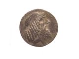 une pièce de monnaie sur laquelle est représentée la tête d'un lion