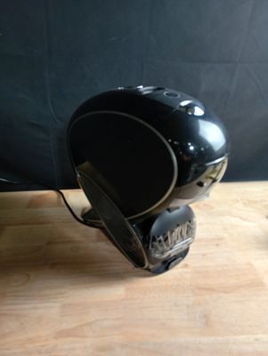 un casque noir posé sur une table en bois