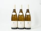 trois bouteilles de vin posées sur une table l'une à côté de l'autre