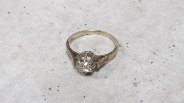 Bague en or gris 750 millièmes et platine 850 millièmes ornée au ...