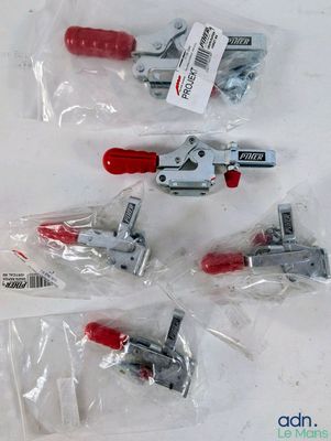 quatre morceaux de plastique avec des poignées rouges sur un fond blanc