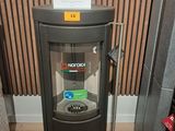 une photo d'une machine à café dans un coin d'une pièce