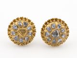 une image d'une paire de boucles d'oreilles en or et diamants