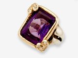 une image d'un gros plan d'une bague avec une pierre violette