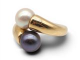 bague en perle et or sur fond blanc
