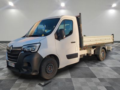 un camion blanc garé sur un sol à carreaux