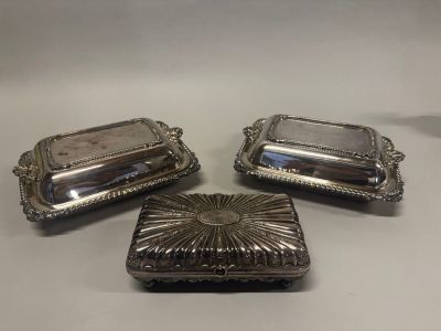 trois plateaux argentés sur un fond blanc