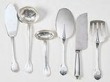 beaucoup de cuillères et de couteaux en argent sur la table